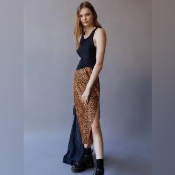 Urban Outfitters Leopard Print skirt with high slit - Picture 1 of 4